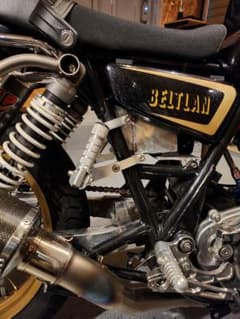 SR400キャブ1JR～ベルトランタンデムステップシルバーアップマフラー