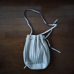 ZARA プリーツデザイン ショルダーバッグ オフホワイトのサムネイル
