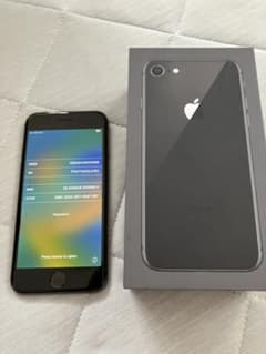 iPhone 8 Space Gray 64 GB au 本体のサムネイル