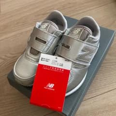 新品！ニューバランス　キッズ　スニーカー　シューズのサムネイル