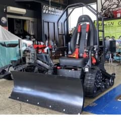 戦車のようなクローラー式乗用除雪機 - メルカリ