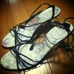 定価１万円以上 黒サンダルのサムネイル