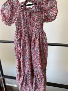 花柄シャーリングワンピース（赤系） 推定サイズ120〜130のサムネイル