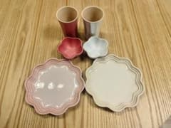 ル・クルーゼ 食器セット(ピンク・白)のサムネイル
