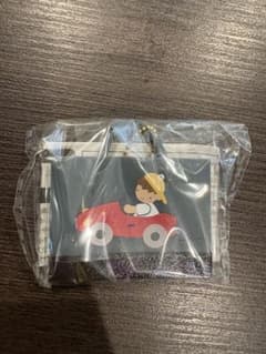 赤い車に乗った子供のカプセルトイのサムネイル