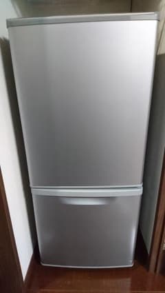 【本日最終】美品 Panasonic 冷蔵庫 NR-B142W-S(シルバー)のサムネイル