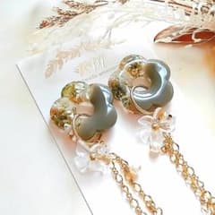 かすみ草のお花型ピアス(olive)№836　ドライフラワー　レジンのサムネイル