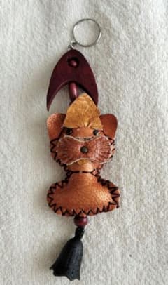 手作り レザー 猫モチーフ キーホルダー 鈴付き 未使用のサムネイル