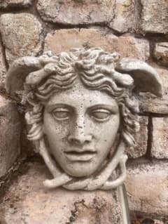 像メデューサ 高さ34сm・ゴルゴンの頭 壁掛 材質: コンクリート 像メデューサ 高さ34сm・ゴルゴンの頭 壁掛 材質: コンクリート - メルカリ