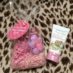 新品✨ピオニーリュクス ハンドクリーム♡入浴剤セットのサムネイル