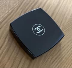 モ*ん様 Chanel ハイライトパウダー ブラック 専用ポーチ付きのサムネイル