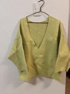 淡い黄色 Vネックニット 長袖のサムネイル