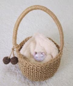 おがくずに埋もれて眠るハムスターのハンカチ ＆ 麻紐で編んだ持ち運び可能カゴのサムネイル