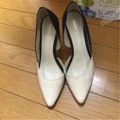 ポインテッドトゥパンプスのサムネイル