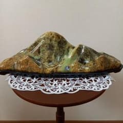 秩父かんらん石　鑑賞石　飾り石　台座付き　玄関飾り　お正月 秩父かんらん石 鑑賞石 飾り石 台座付き 玄関飾り お正月 - メルカリ