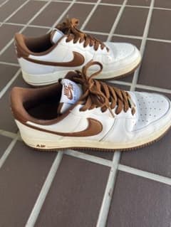 Nike Air Force 1 ホワイト/ブラウン スニーカーのサムネイル