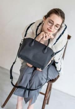 美品★ヘイニシエナ理想のサイズ感M！ブラックレザーショルダーバッグゴールド金具のサムネイル