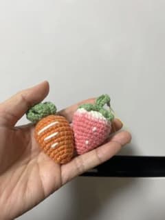 あみぐるみ ニンジンとイチゴ ストラップ付きのサムネイル