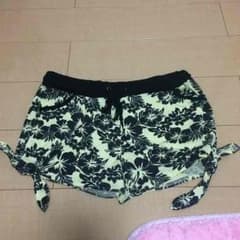 SUREVE : 黄色のハイビスカス紐付きショートパンツ★のサムネイル