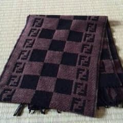 FENDI のマフラーのサムネイル