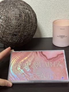 HUDA BEAUTY ROSE QUARTZ アイシャドウパレットのサムネイル