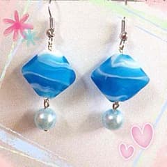 パールの揺れる水色ピアスのサムネイル