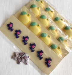 最終SALE！昭和なボタンとチェコの豚ボタンのサムネイル