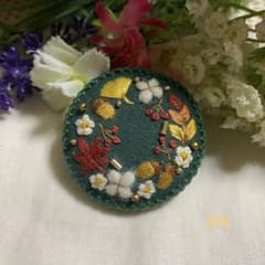 ハンドメイドくるみボタン刺繍ブローチ♡秋色リースのサムネイル
