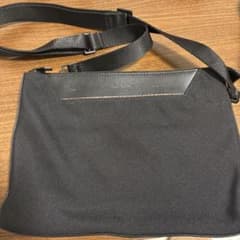 黒いナイロンとレザーのショルダーバッグのサムネイル