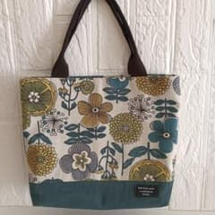 『FUWARI』ハンドメイド　トートバック　お弁当バック　北欧風　手描き花柄のサムネイル