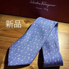 2027 【美品】 サルヴァトーレフェラガモ ネクタイ 格子柄 チェック 花柄 美品】サルヴァトーレ フェラガモ ネクタイ 花柄 蝶 ブルー シルク100