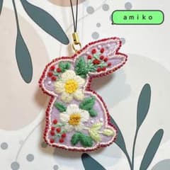 A*t様 ビーズ刺繍 うさぎ フラワーモチーフ ブローチ キーホルダーのサムネイル