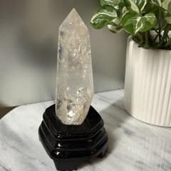 慧の塔｜ヒマラヤ水晶ポイント（287g／木製台座） 慧の塔｜ヒマラヤ水晶ポイント（287g／木製台座） - メルカリ