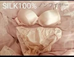 ノンワイヤー　サテンシルクブラショーツ　絹100% 上下セット　セットアップのサムネイル