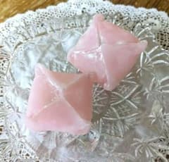 食品サンプル　フェイクスイーツ　和菓子　折り餅　苺　桜　いちご　餅のサムネイル