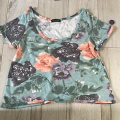 ショート丈 花柄Tシャツ✨売り切りのサムネイル