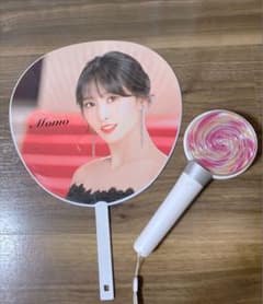 TWICE MOMOのうちわとペンライトのサムネイル