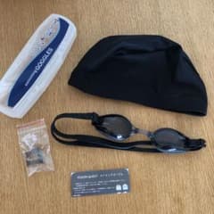 水泳キャップとゴーグルのセットのサムネイル