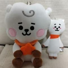 RJ 公式グッズ　ぬいぐるみ　カチューシャ　BT21 マスコット　ジン　BTS BT21 RJ ぬいぐるみ マスコット 2点セット BTS ジン - メルカリ