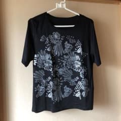 黒Ｔシャツ　銀色で前に柄があります。のサムネイル