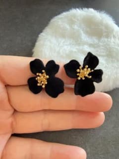ベロア素材 フラワーモチーフ ピアス ブラックのサムネイル