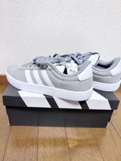 adidasスニーカー23cm 新品タグ付きのサムネイル