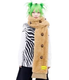 ナ*ル様 isecai ボア素材 スタッズ付き マフラー - メルカリ