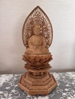 白檀　蓮の花の台座付き 目入り座像 白檀 蓮の花の台座付き 目入り座像 - メルカリ