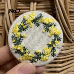 【ハンドメイド】ミモザ 刺繍ブローチのサムネイル