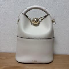 フルラ スフェラ ミニバッグ ホワイト ショルダーベルトつき - メルカリ