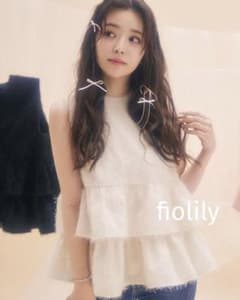 新品タグ付き✨【fiolily】キラキラペプラムスリーブレストップス 