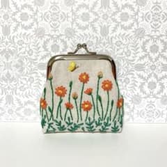 草原の花々と蝶の刺繍がま口ポーチ O 手刺繍 ハンドメイド - メルカリ