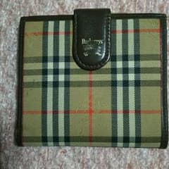 azu様専用値下げ♪バーバリーの二つ折り財布のサムネイル