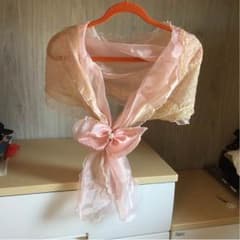 淡いピンクのレースショールのサムネイル
